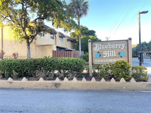 view of community / neighborhood sign