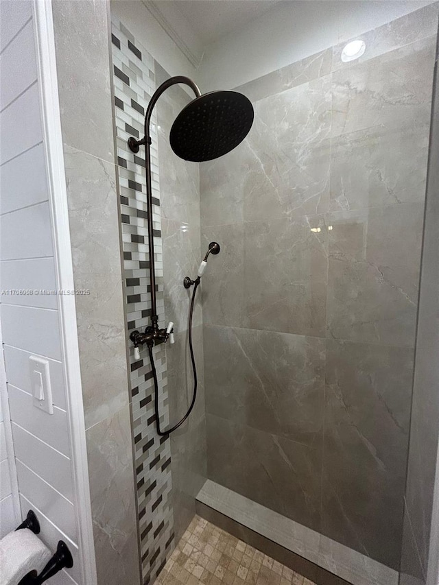 bathroom featuring tiled shower