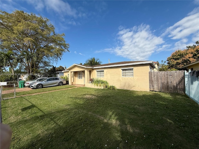 view of front facade featuring a front yard