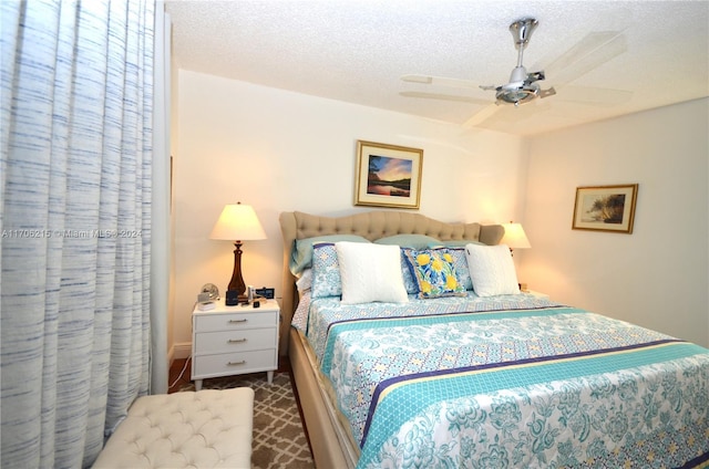 bedroom featuring ceiling fan and a textured ceiling