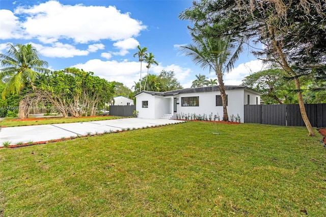 view of front of house featuring a front lawn