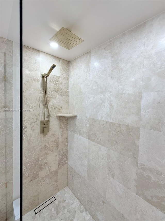 bathroom featuring a tile shower