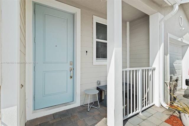 entrance to property featuring covered porch