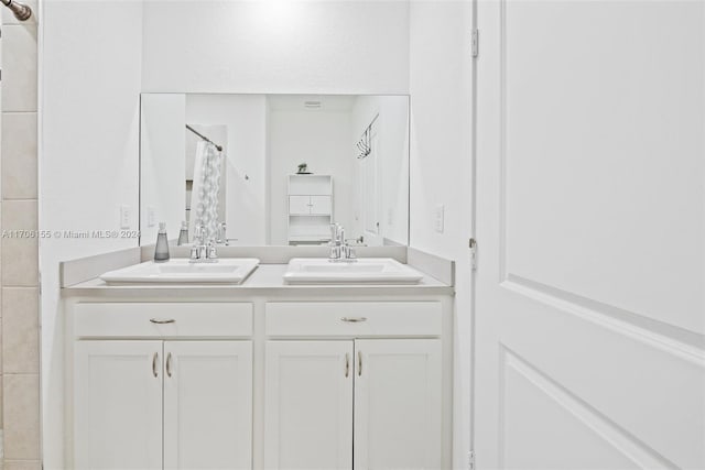 bathroom featuring a shower with curtain and vanity