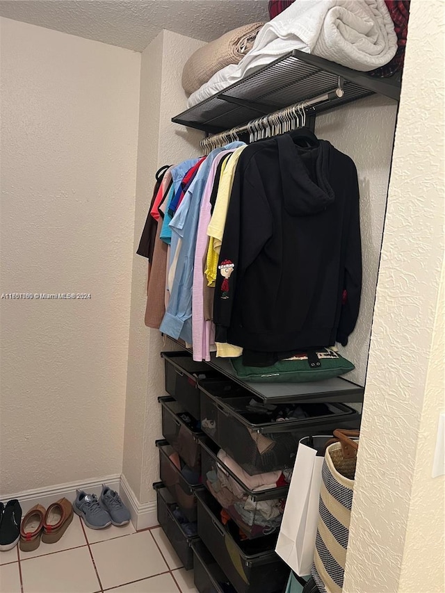 spacious closet featuring light tile patterned floors