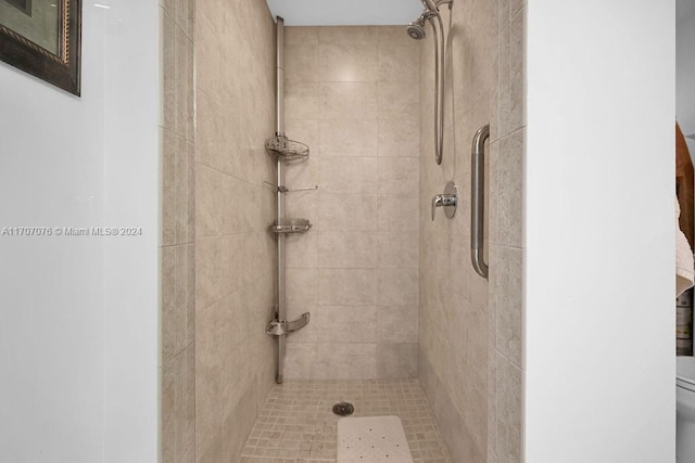 bathroom featuring a tile shower