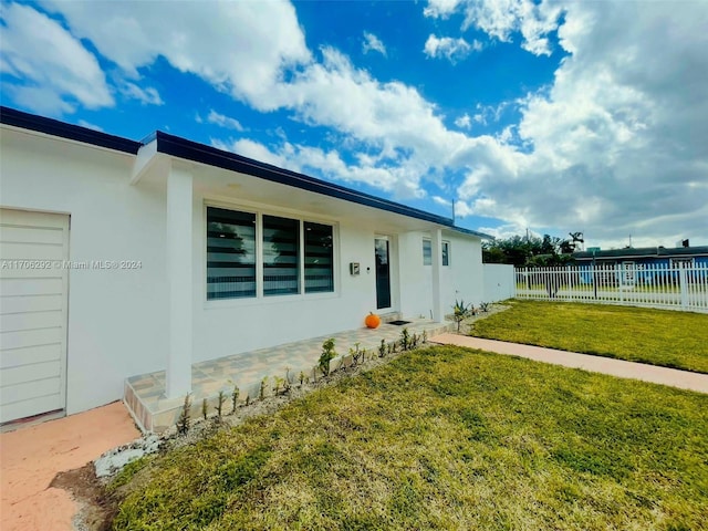 ranch-style home with a front lawn