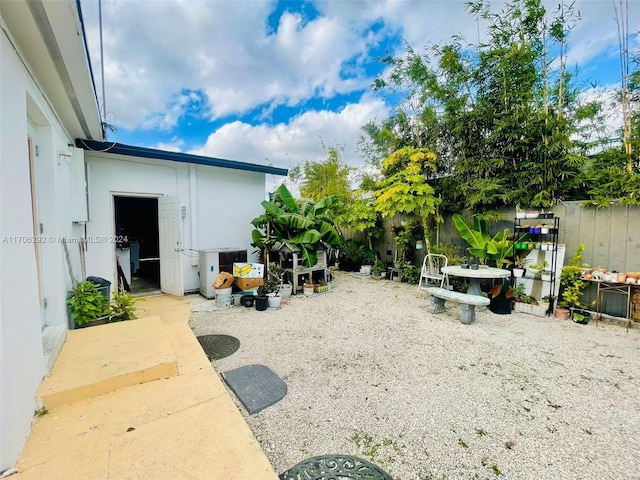 view of yard featuring a patio area