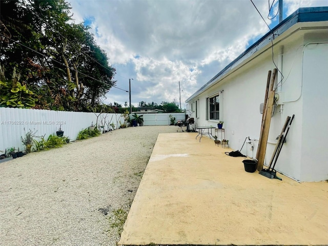 view of yard with a patio area