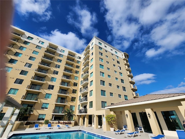 view of swimming pool