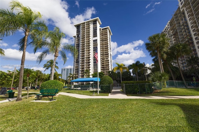 view of property's community featuring a lawn