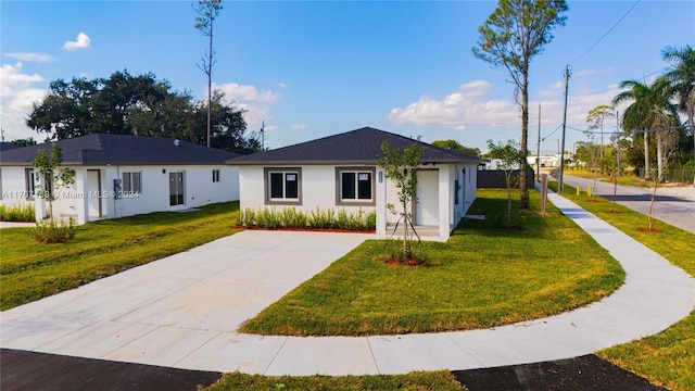 view of front of home featuring a front lawn