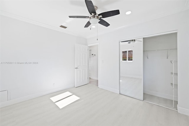 unfurnished bedroom with ceiling fan, light hardwood / wood-style floors, ornamental molding, and a closet