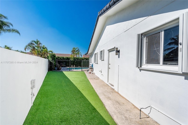 view of yard with a fenced in pool