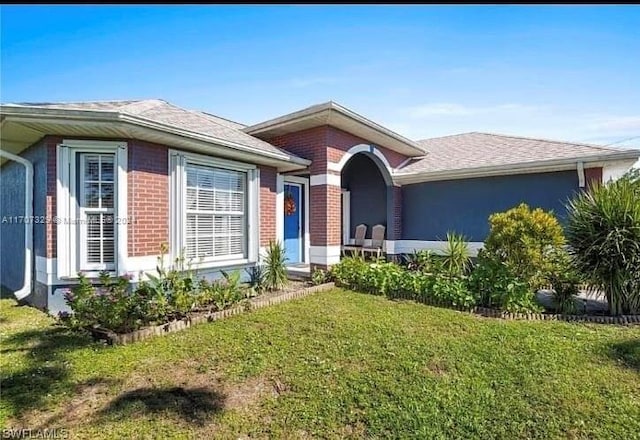 view of front facade featuring a front yard