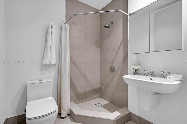 bathroom with a shower with shower curtain and toilet