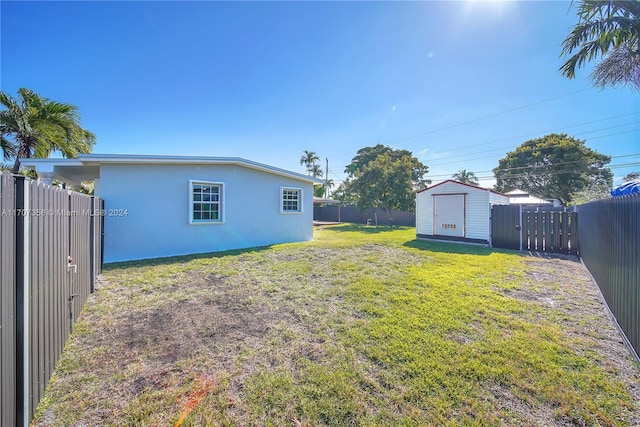 view of yard featuring a storage unit