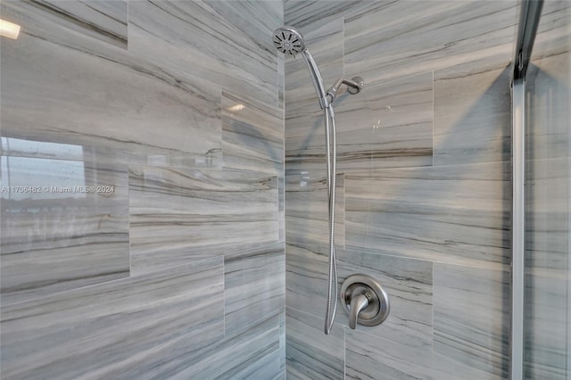 room details featuring a tile shower