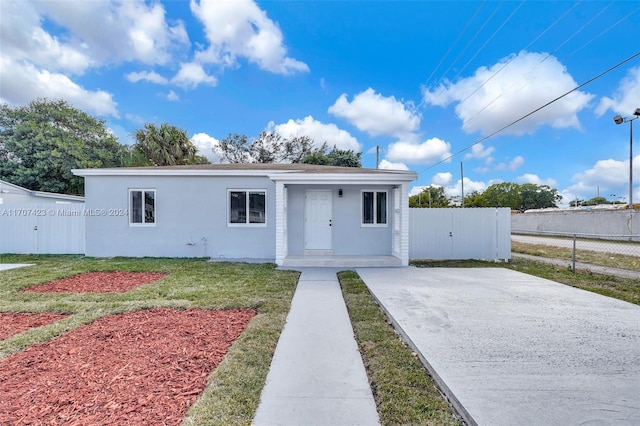 view of front of property with a front lawn