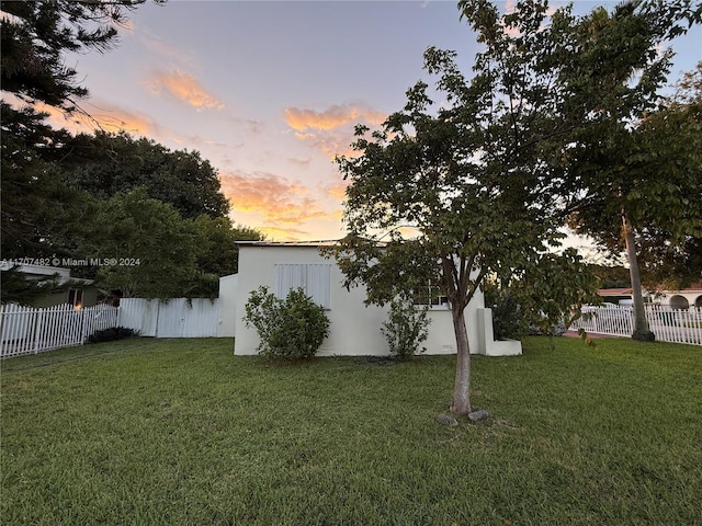 view of yard at dusk