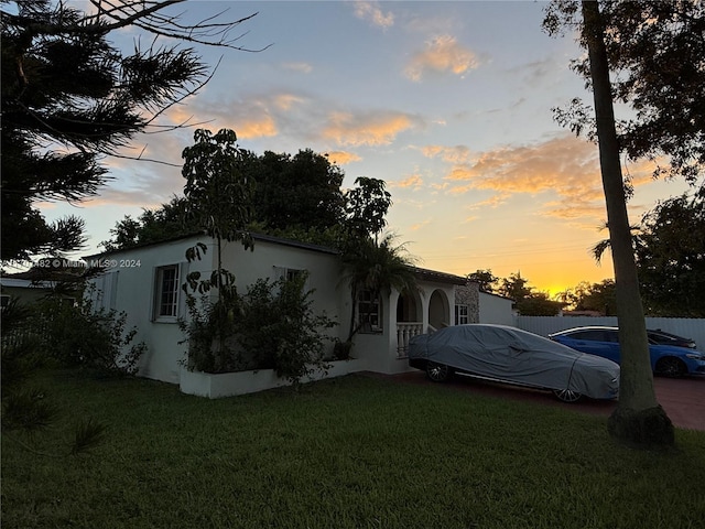 view of front of property featuring a lawn