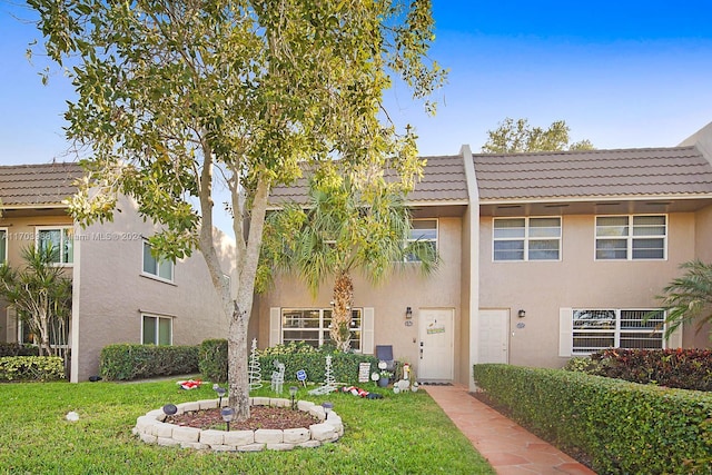 view of front facade with a front yard