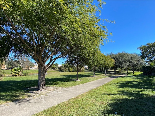 view of property's community featuring a yard