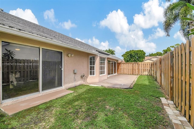 view of yard featuring a patio area