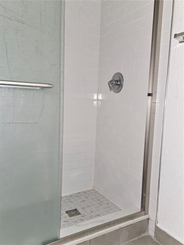 laundry area featuring washer and clothes dryer and light tile patterned flooring