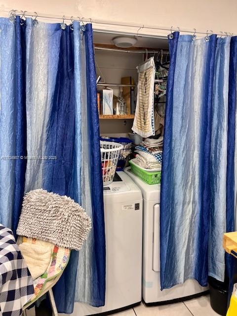 laundry room featuring light tile patterned floors and independent washer and dryer