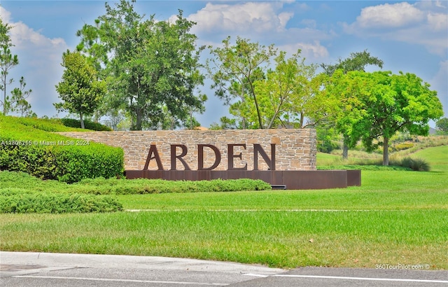 community / neighborhood sign with a yard