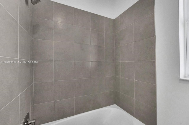 bathroom with tiled shower / bath