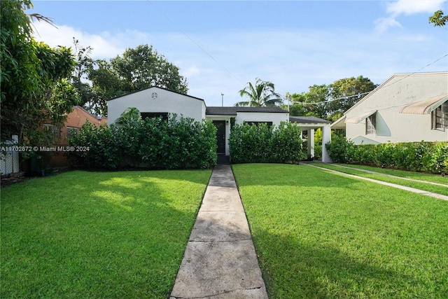 view of front of property featuring a front yard