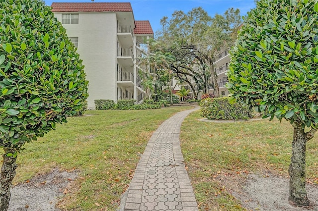 view of property's community featuring a lawn