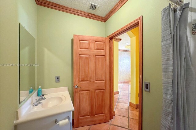 spare room featuring wood-type flooring and ceiling fan