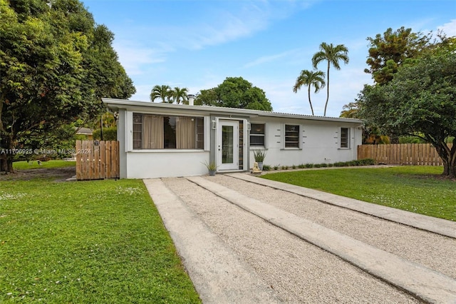 ranch-style home featuring a front lawn