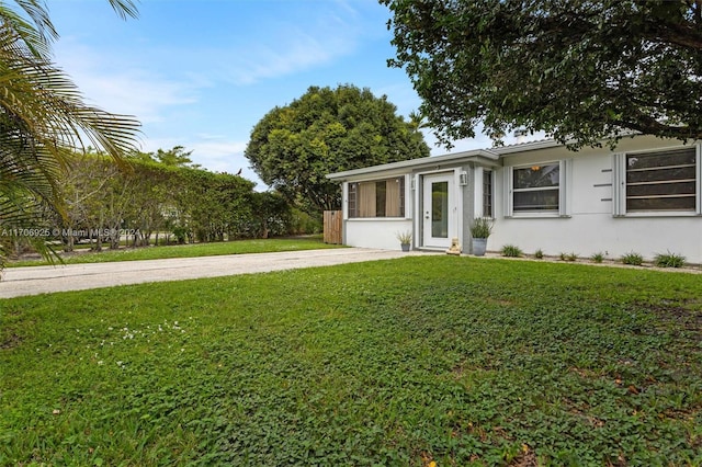 view of front facade featuring a front yard