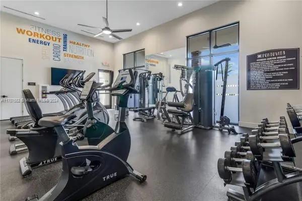 exercise room with ceiling fan