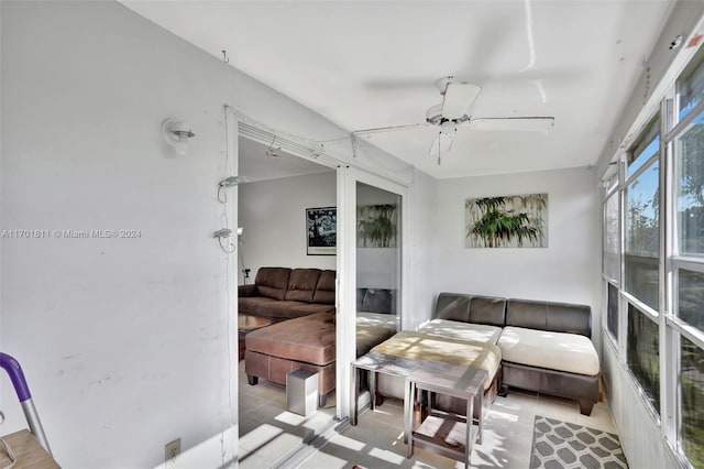 sunroom with ceiling fan