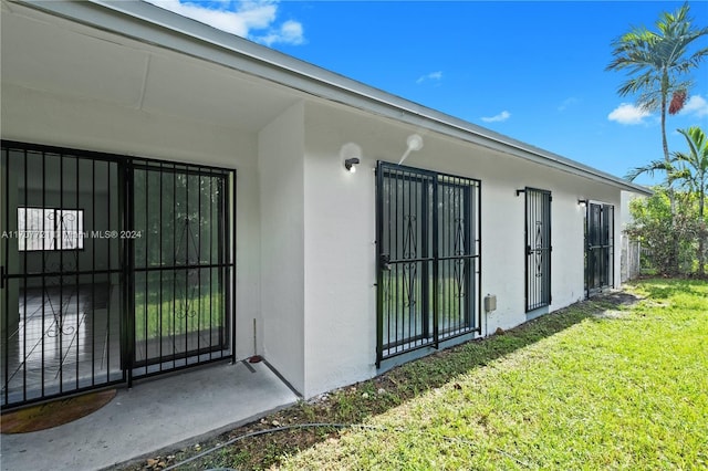 property entrance featuring a yard