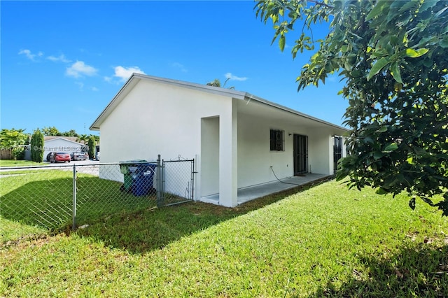 view of side of property featuring a yard