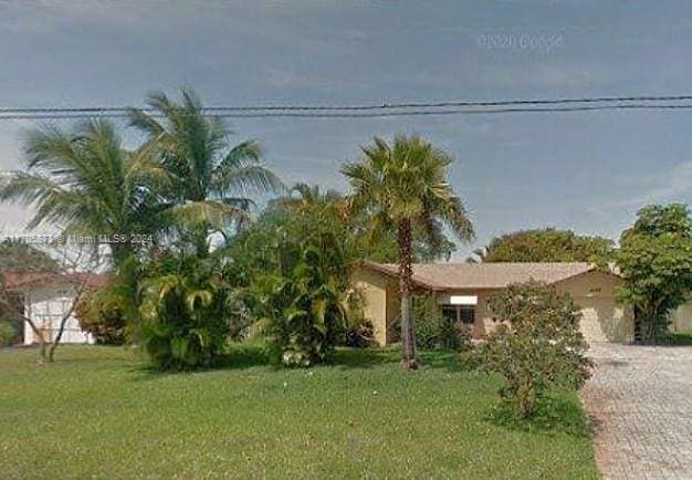 view of front of home featuring a front lawn