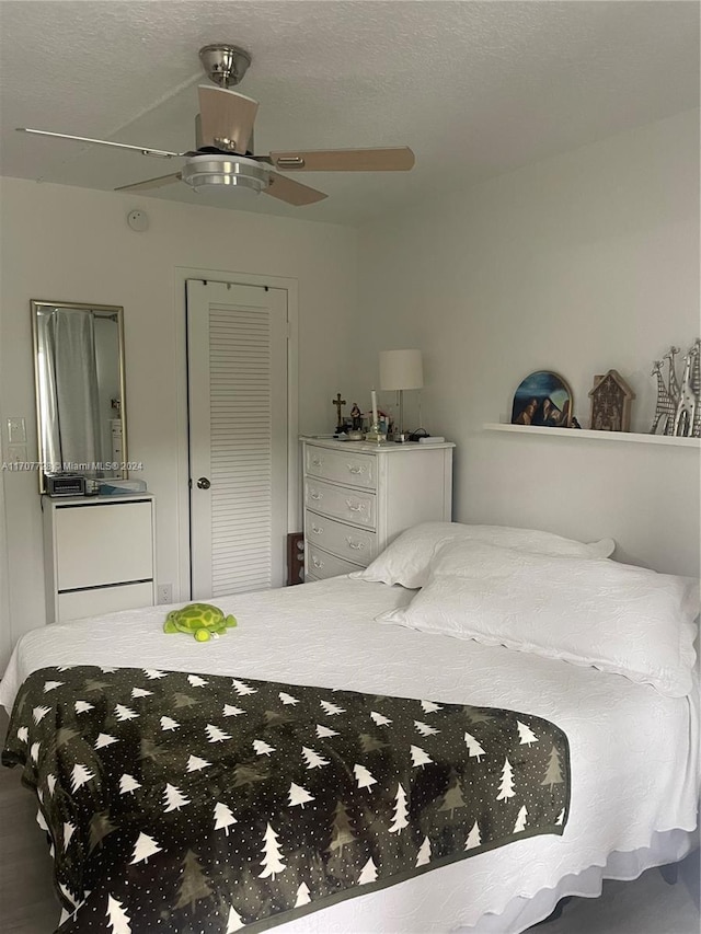 bedroom featuring a textured ceiling, a closet, and ceiling fan