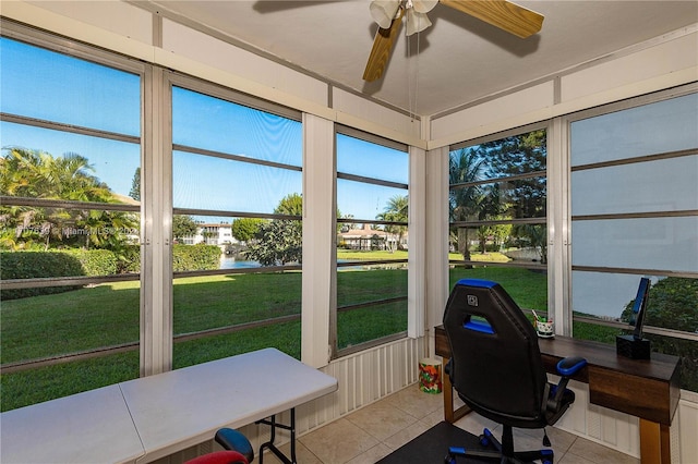 sunroom with ceiling fan