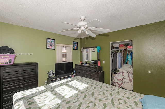 bedroom featuring a textured ceiling, a closet, and ceiling fan