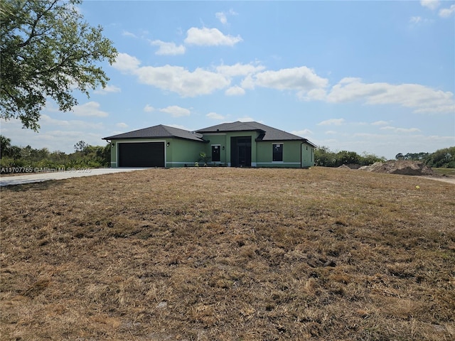 view of front of home featuring a front lawn and an attached garage