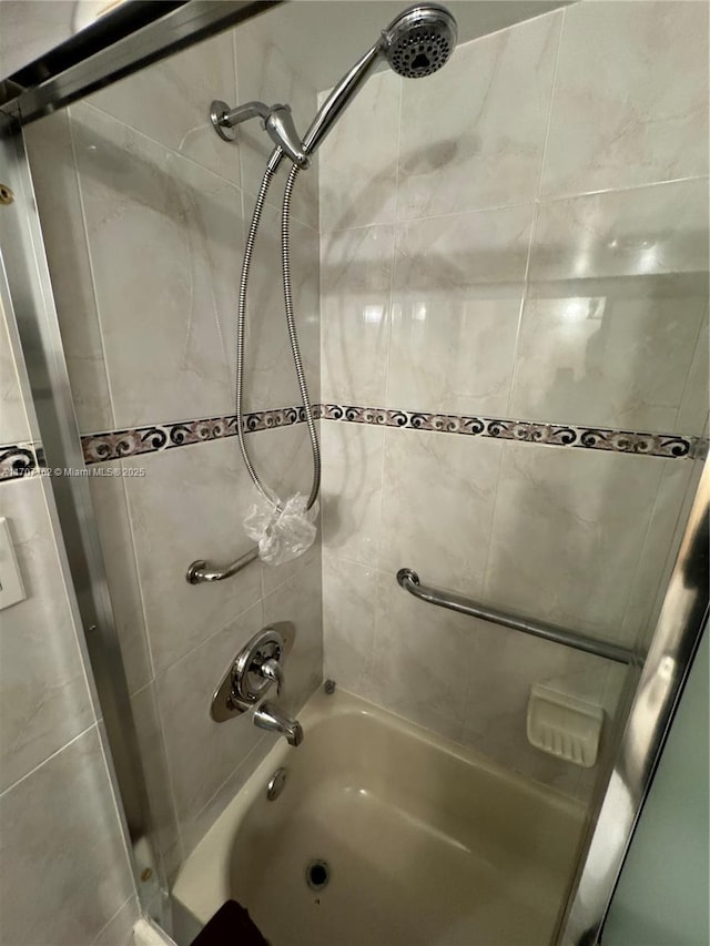 bathroom featuring tiled shower / bath combo