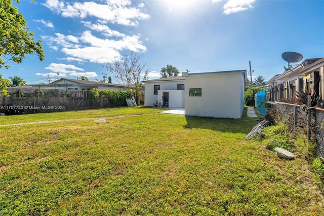 view of yard featuring a patio