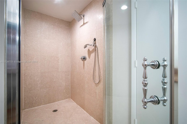 bathroom featuring tiled shower