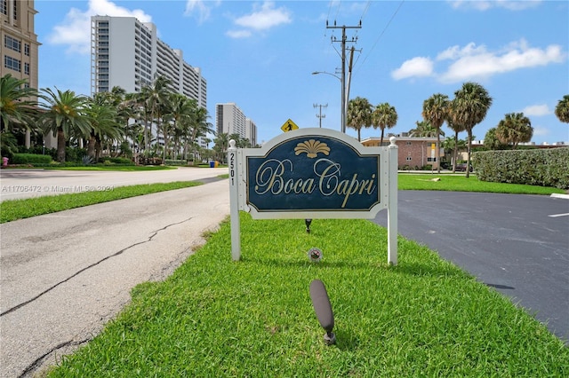 community / neighborhood sign featuring a lawn